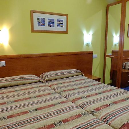 Hostal Los Claveles Torrejon de Ardoz Exterior photo
